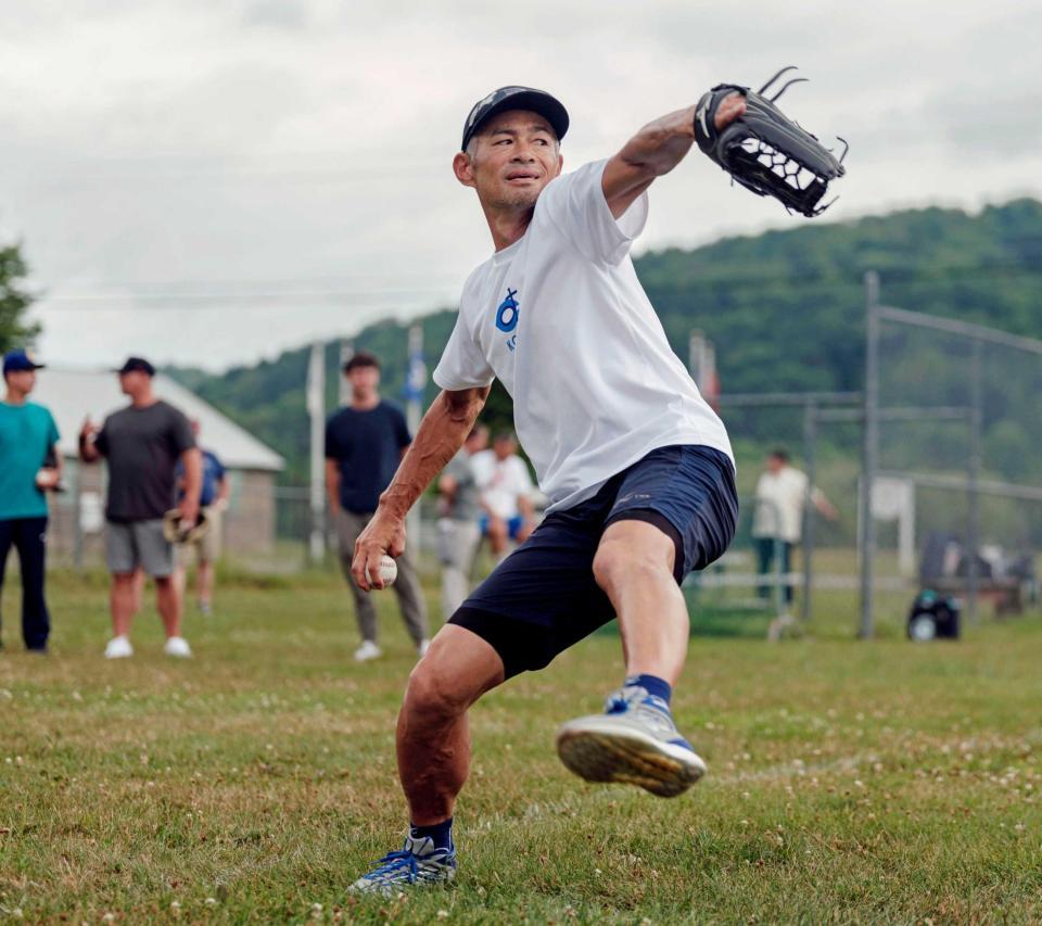 　「合同自主トレ」で遠投するイチローさん（共同）