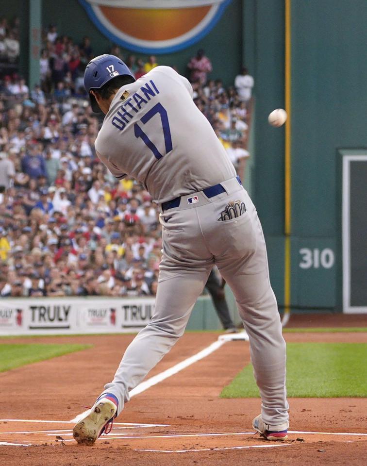 　１回、38号となる先頭打者本塁打を放つ大谷（共同）