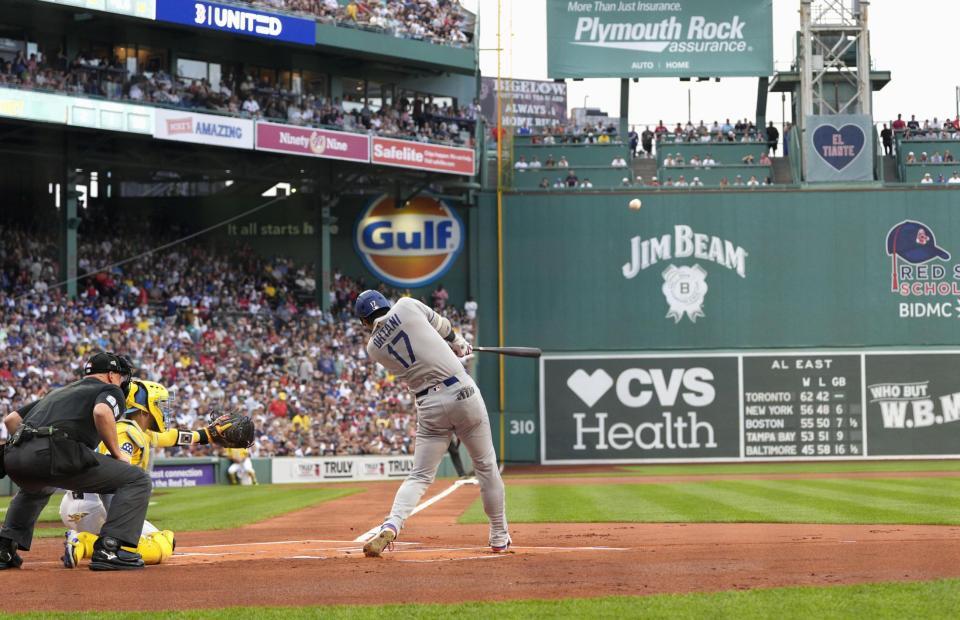 　１回、38号となる先頭打者本塁打を放つ大谷（共同）