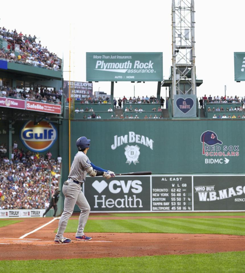 　１回、38号の先頭打者本塁打を放ち、打球の行方を追う大谷（共同）