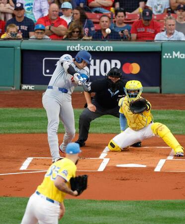 　１回、３８号となる先頭打者本塁打を放つ大谷。投手クロシェット（共同）