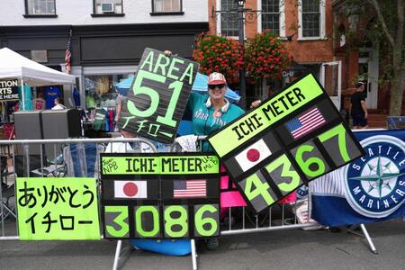 　イチローさんの通算安打数を示す手製ボード「イチ・メーター」で知られたエイミー・フランツさんもパレードに駆けつけた（共同）