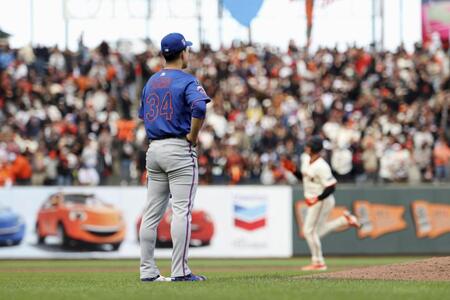 　ジャイアンツ戦の５回、チャプマン（右）に２ランを浴びたメッツ・千賀（ＡＰ＝共同）