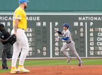 　先頭打者本塁打を放ち塁を回る大谷（共同）