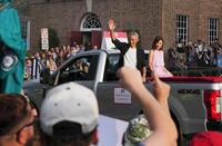 　米国野球殿堂入りを祝うパレードに登場したイチローさんと妻の弓子さん（共同）