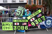 　イチローさんの通算安打数を示す手製ボード「イチ・メーター」で知られたエイミー・フランツさんもパレードに駆けつけた（共同）