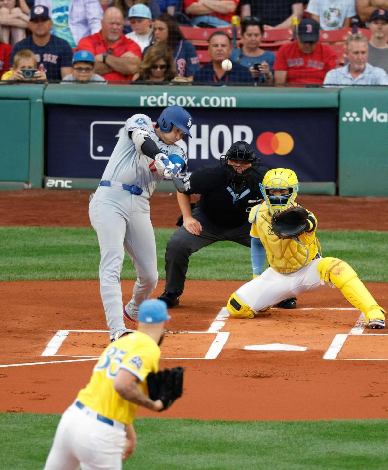 　１回、３８号となる先頭打者本塁打を放つ大谷。投手クロシェット（共同）