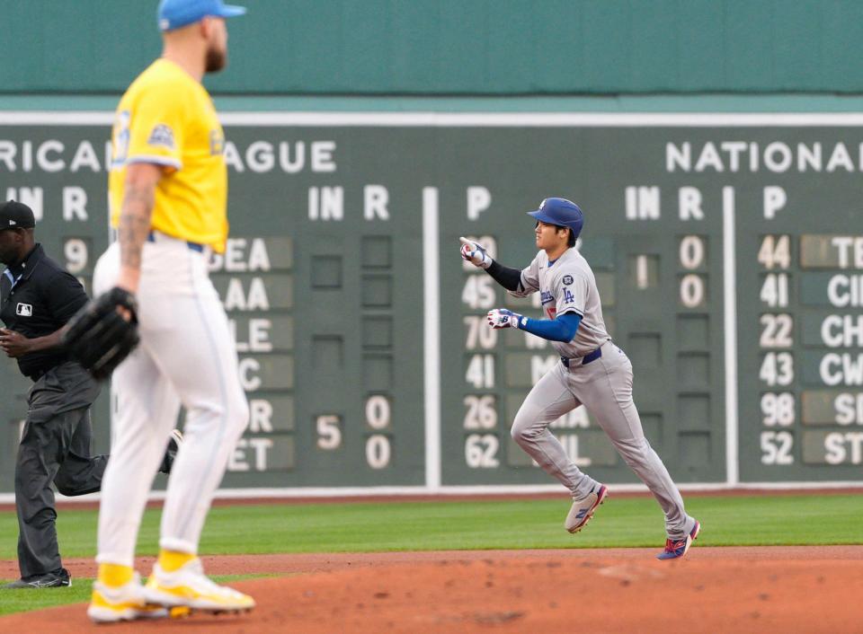 　先頭打者本塁打を放ち塁を回る大谷（共同）