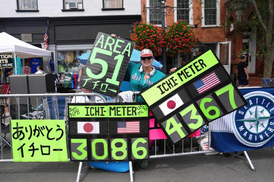 　イチローさんの通算安打数を示す手製ボード「イチ・メーター」で知られたエイミー・フランツさんもパレードに駆けつけた（共同）