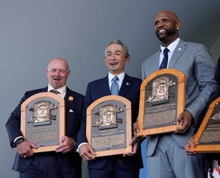 　自身のレリーフを手に記念写真に納まる。左はビリー・ワグナーさん、右はＣ・Ｃ・サバシアさん（共同）