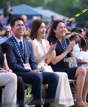 　スピーチするイチローさんに拍手する妻の弓子さん（中央）＝共同