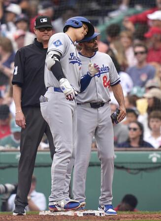 　３回、中前打で出塁した大谷（手前）（共同）