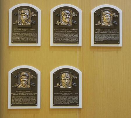 　米国野球殿堂博物館に設置されたイチローさんのレリーフ（下段右）＝27日、ニューヨーク州クーパーズタウン（共同）