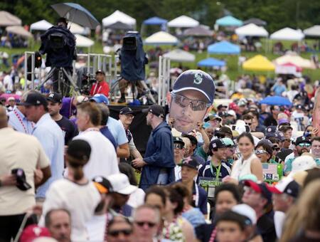 　米国野球殿堂の表彰式典に集まった多くのファン。イチローさんの顔写真ボードを掲げる人も＝27日、ニューヨーク州クーパーズタウン（共同）