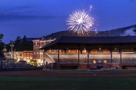 　米野球殿堂の表彰式典後、町中心部の野球場奥に打ち上がった花火＝27日、ニューヨーク州クーパーズタウン（共同）