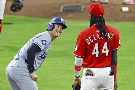　５回、２点二塁打で出塁し、デラクルス（右）と話す大谷（共同）