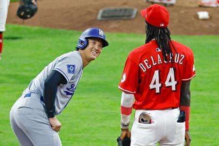 　レッズ戦の５回、２点二塁打で出塁し、レッズのデラクルス（右）と話すドジャース・大谷＝シンシナティ（共同）