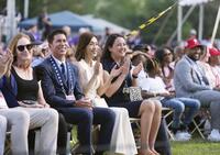 　スピーチするイチローさんに拍手する妻の弓子さん（左から３人目）＝共同