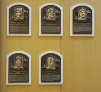 　米国野球殿堂博物館に設置されたイチローさんのレリーフ（下段右）＝27日、ニューヨーク州クーパーズタウン（共同）