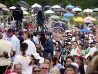 　米国野球殿堂の表彰式典に集まった多くのファン。イチローさんの顔写真ボードを掲げる人も＝27日、ニューヨーク州クーパーズタウン（共同）