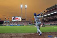 　７回、打席に備える大谷（共同）