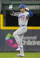 　５回、２点二塁打を放ちポーズをとる大谷（共同）