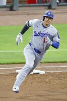 　５回、２点二塁打を放ち一塁を回る大谷（共同）