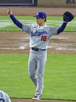 　７回、マルテを二ゴロに打ち取り、両手を上げる山本（共同）