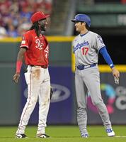 　５回、２点二塁打で出塁し、デラクルス（左）と話す大谷（共同）