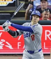 　５回、２点二塁打を放つ大谷（共同）