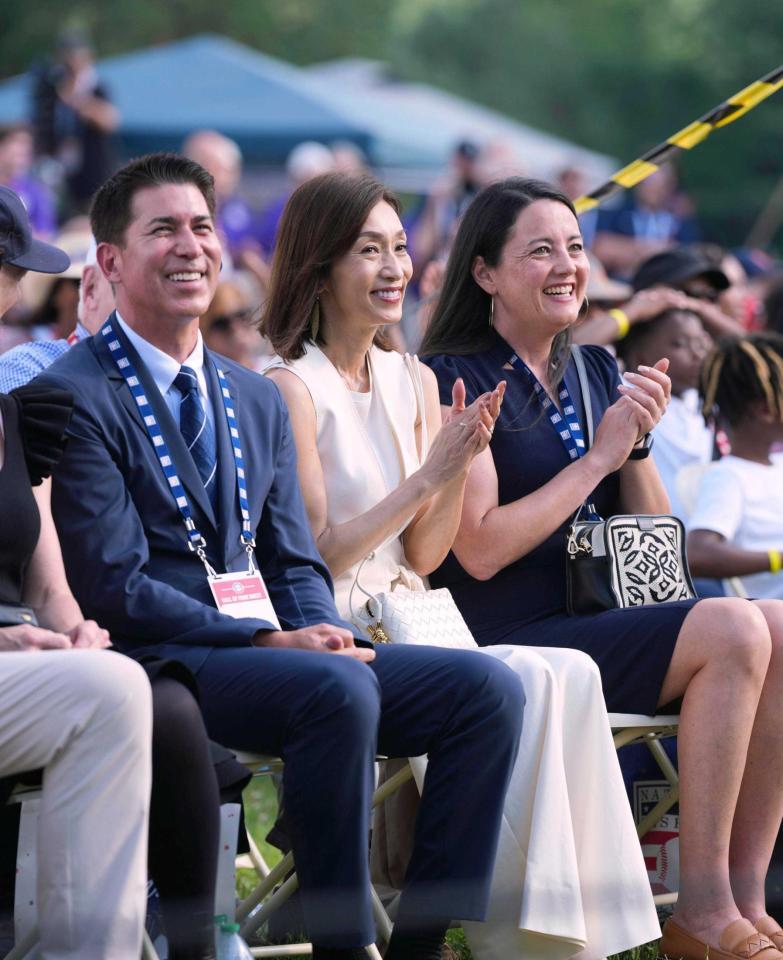 　スピーチするイチローさんに拍手する妻の弓子さん（中央）＝共同