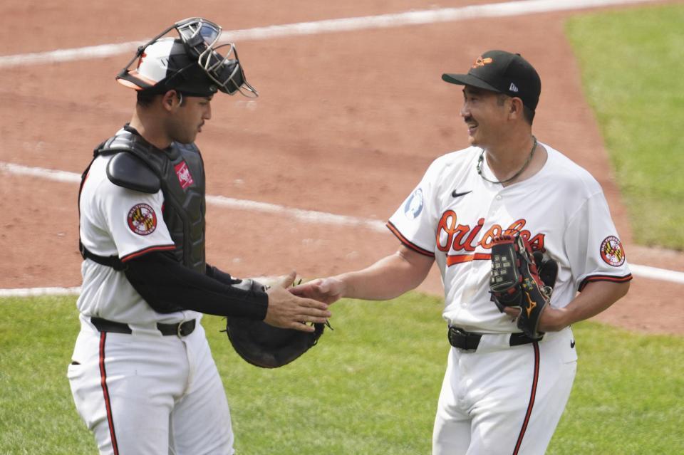 　６回を投げ終え、捕手と握手する菅野（ゲッティ＝共同）