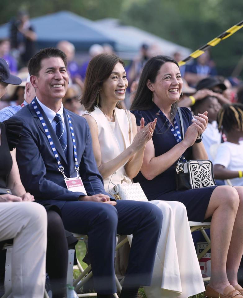 　スピーチするイチローさんに拍手する妻の弓子さん（中央）＝共同