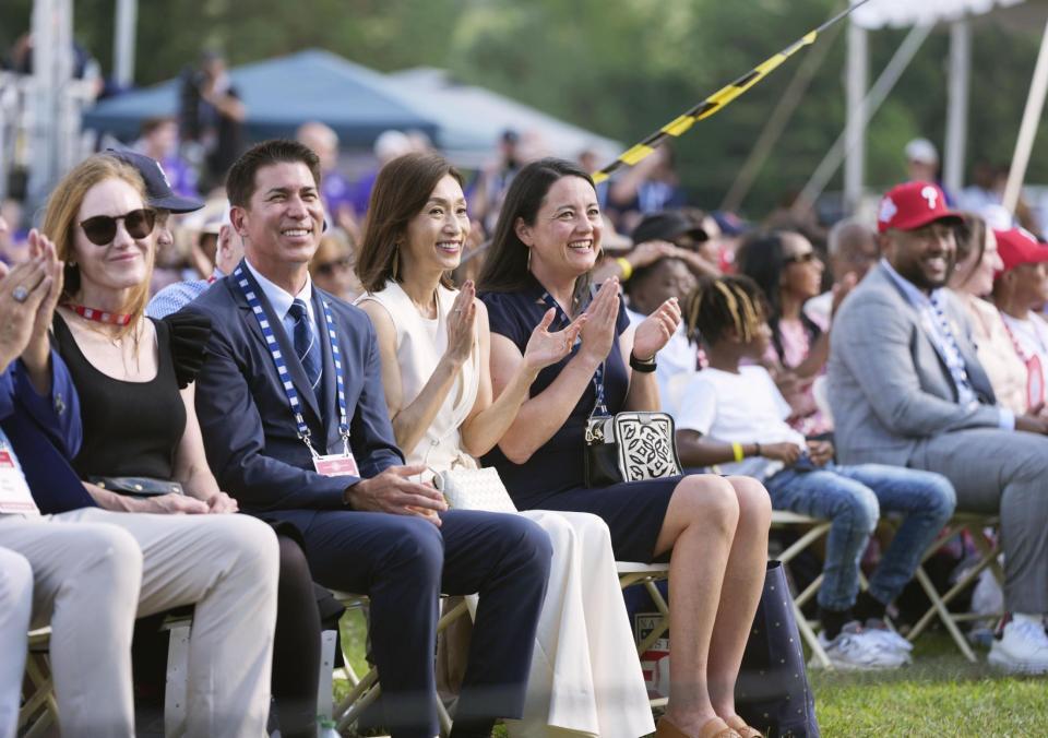 　スピーチするイチローさんに拍手する妻の弓子さん（左から３人目）＝共同