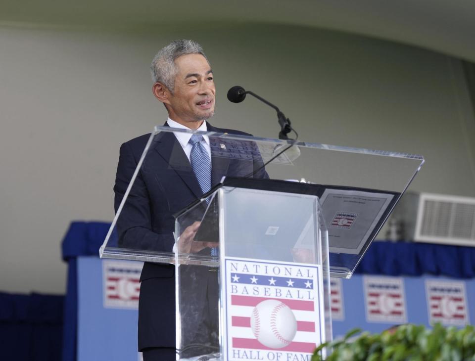 　アジア人で初めて米国野球殿堂入りし、表彰式典でスピーチするイチローさん（共同）