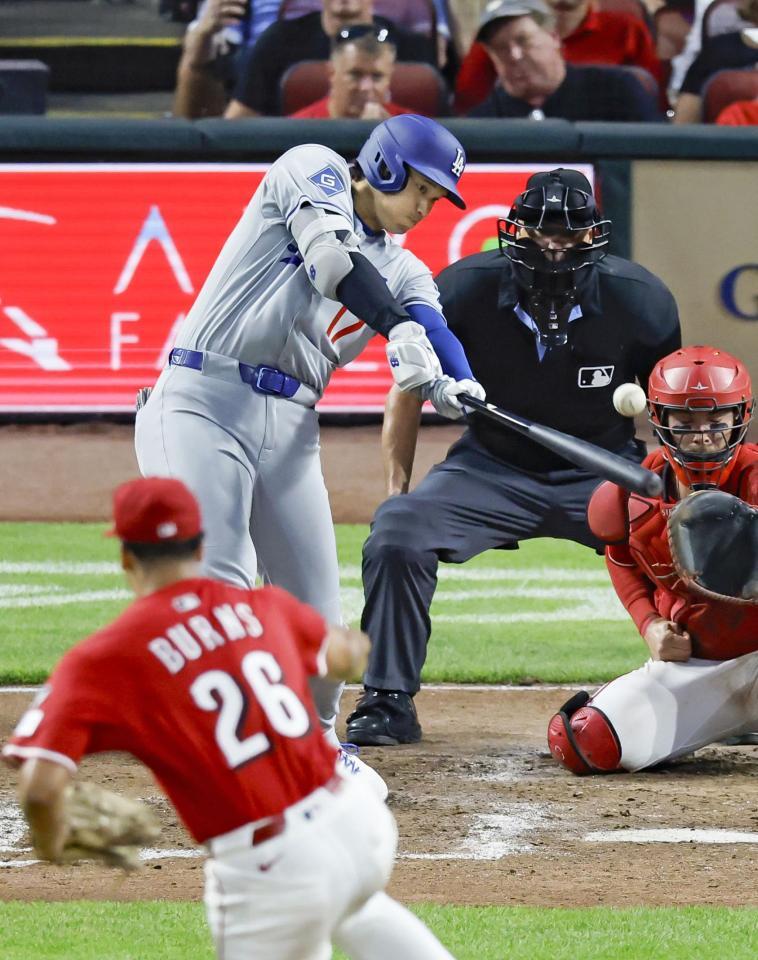 　５回、２点二塁打を放つ大谷（共同）