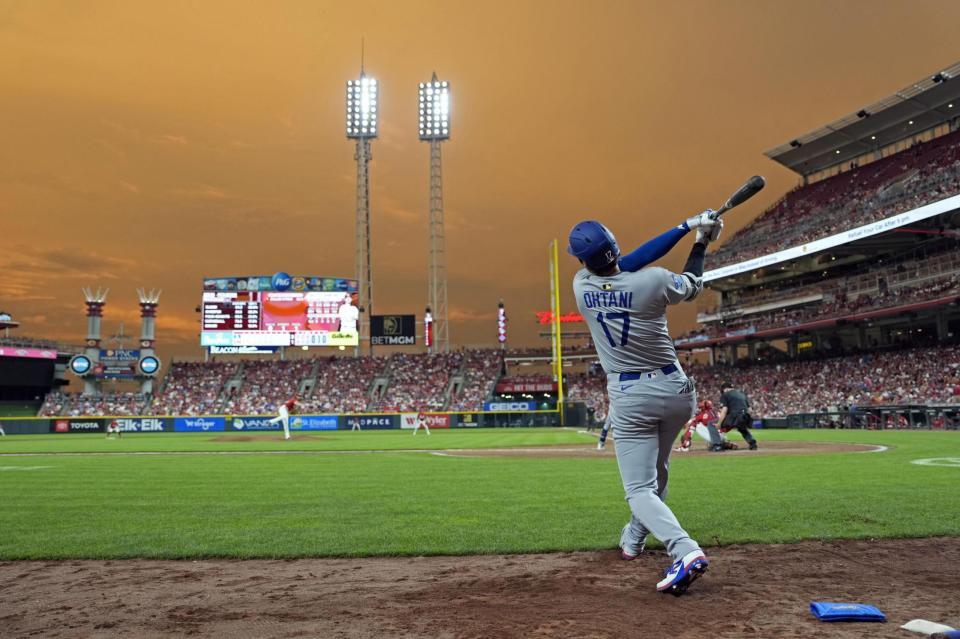 　７回、打席に備える大谷（共同）