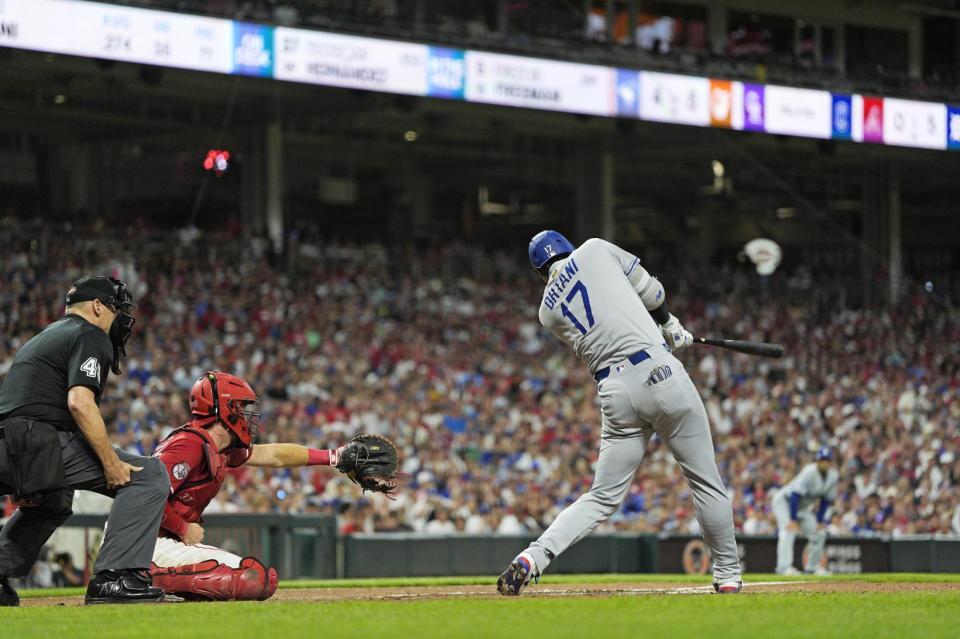 　５回、２点二塁打を放つ大谷（共同）