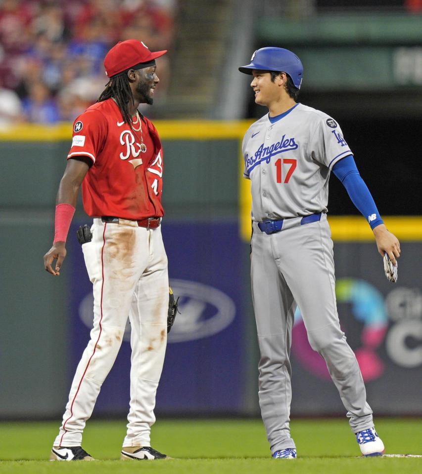 　５回、２点二塁打で出塁し、デラクルス（左）と話す大谷（共同）