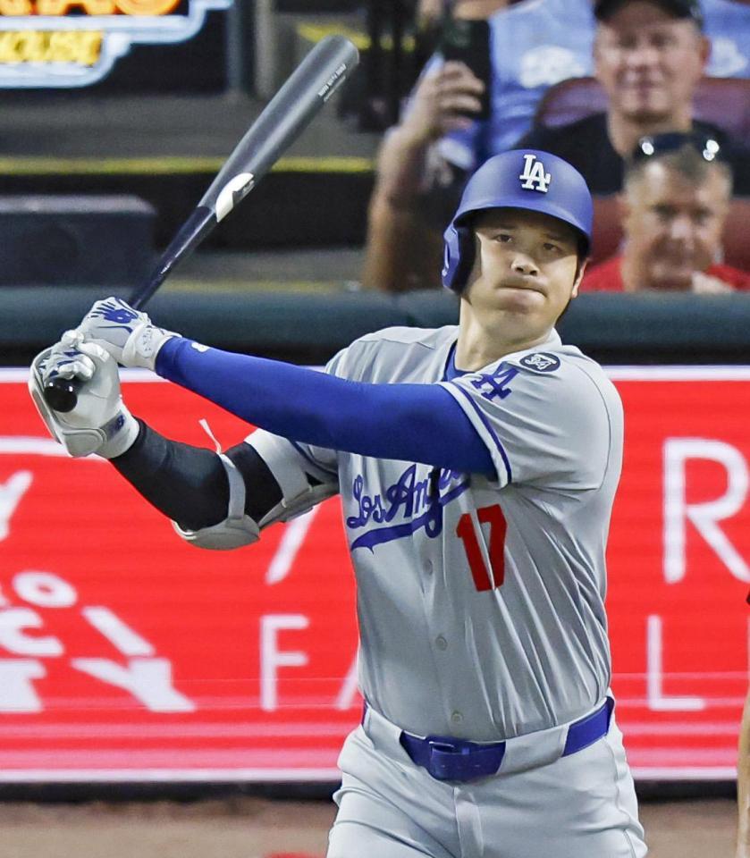 　５回、２点二塁打を放つ大谷（共同）