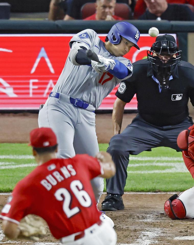 　５回、２点二塁打を放つ大谷（共同）