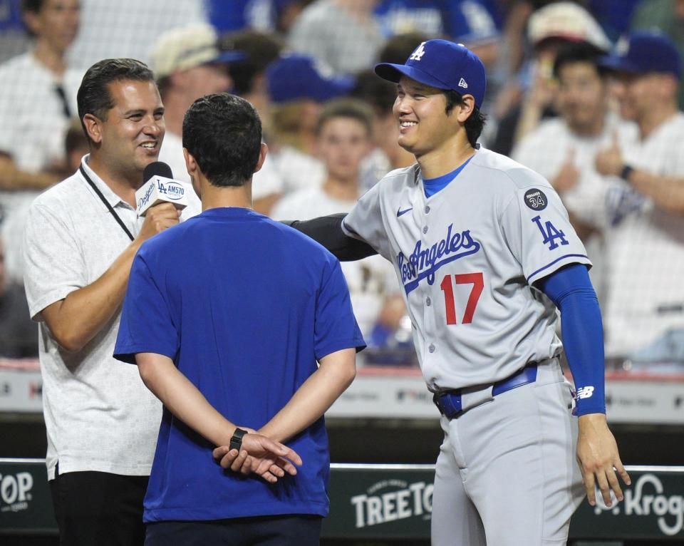 　試合終了後、インタビューを受ける大谷（共同）
