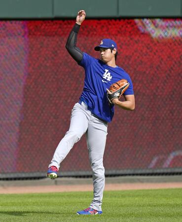 　キャッチボールする大谷（共同）