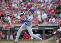 　１回、空振り三振に倒れる大谷（共同）