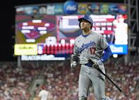 　９回、右飛に倒れた大谷（共同）