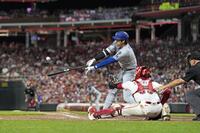 　９回、右飛に倒れる大谷（共同）