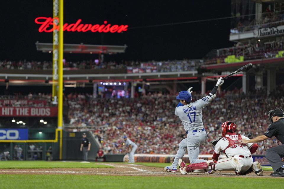 　７回、空振り三振に倒れる大谷（共同）