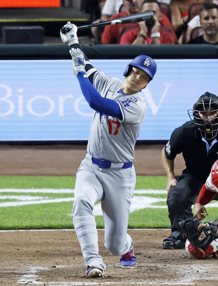 　７回、空振り三振に倒れる大谷（共同）