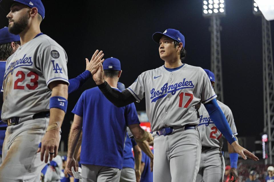 　レッズに勝利し、チームメートとタッチを交わす大谷（共同）