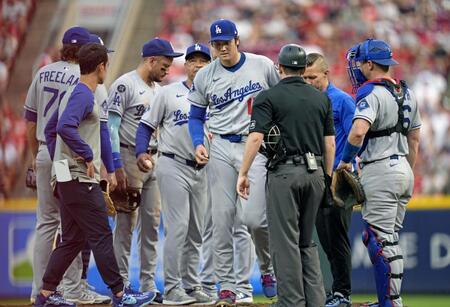 　４回途中、降板する大谷。中央左はロバーツ監督（共同）